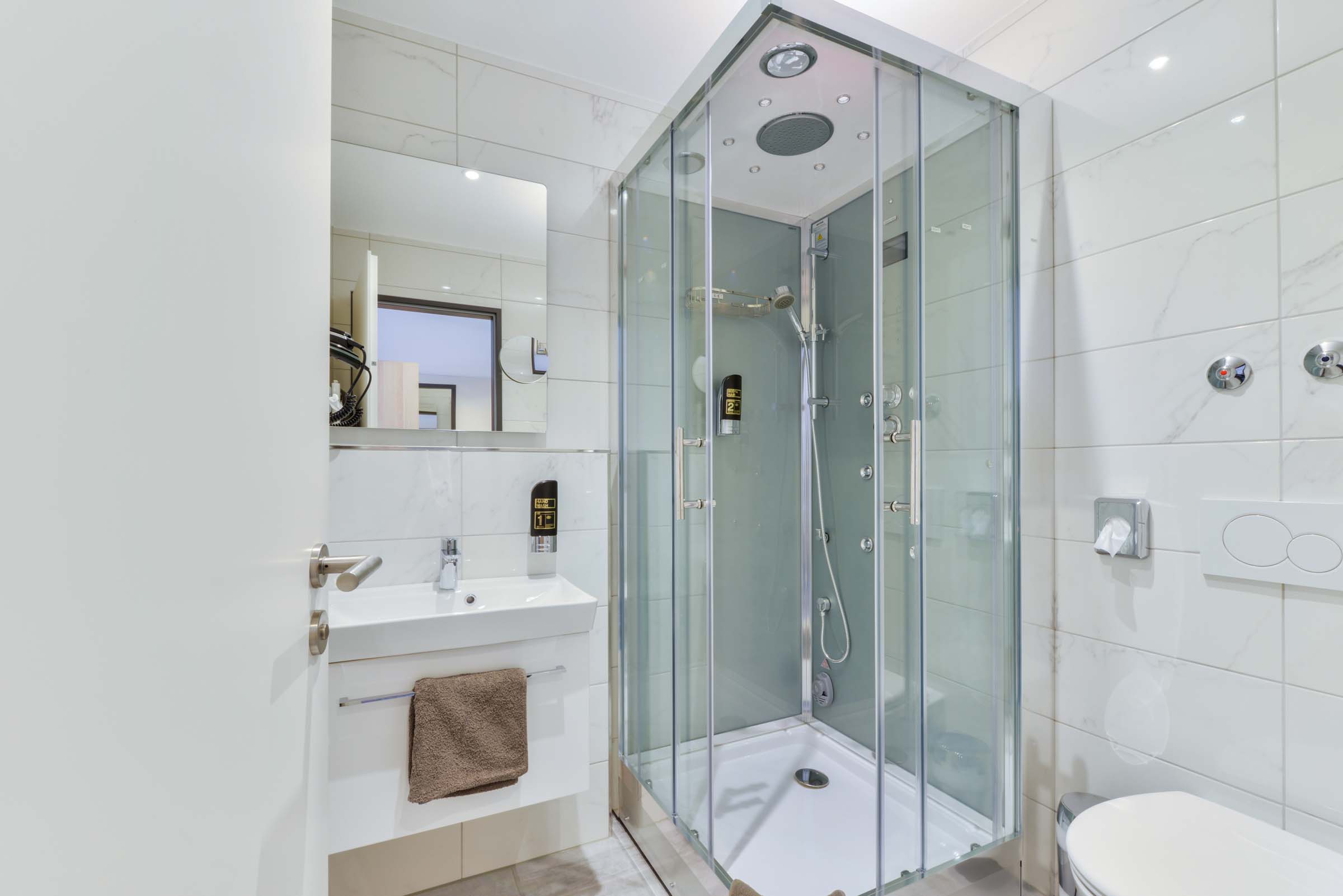 Badezimmer mit bodentiefer Dusche