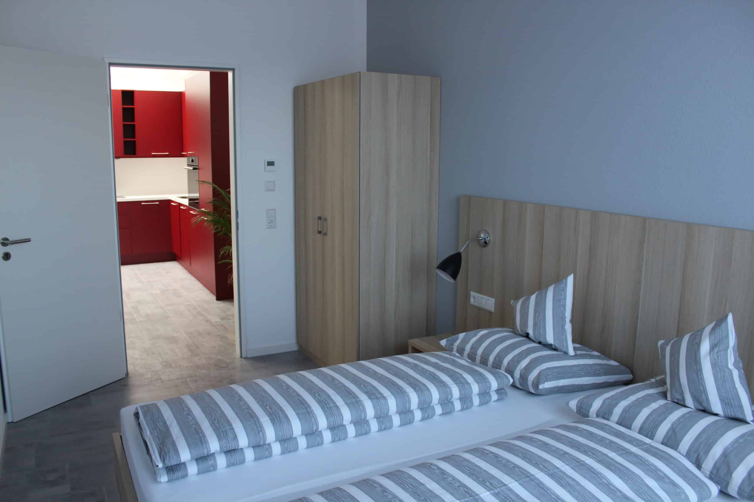 Blick auf die Küchenzeile vom Schlafzimmer aus