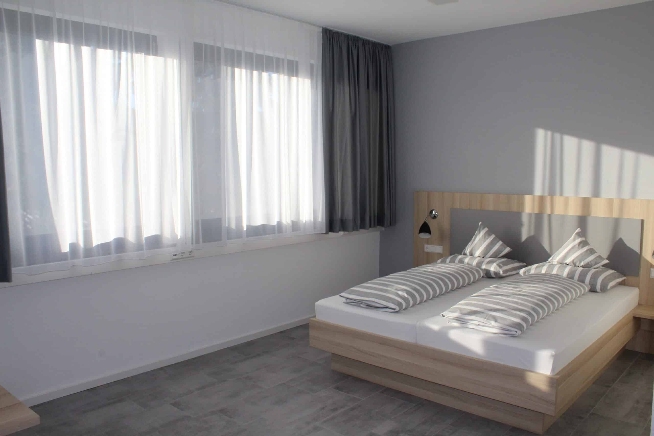 Licht fällt in gemütliches Doppelzimmer in Freiburg