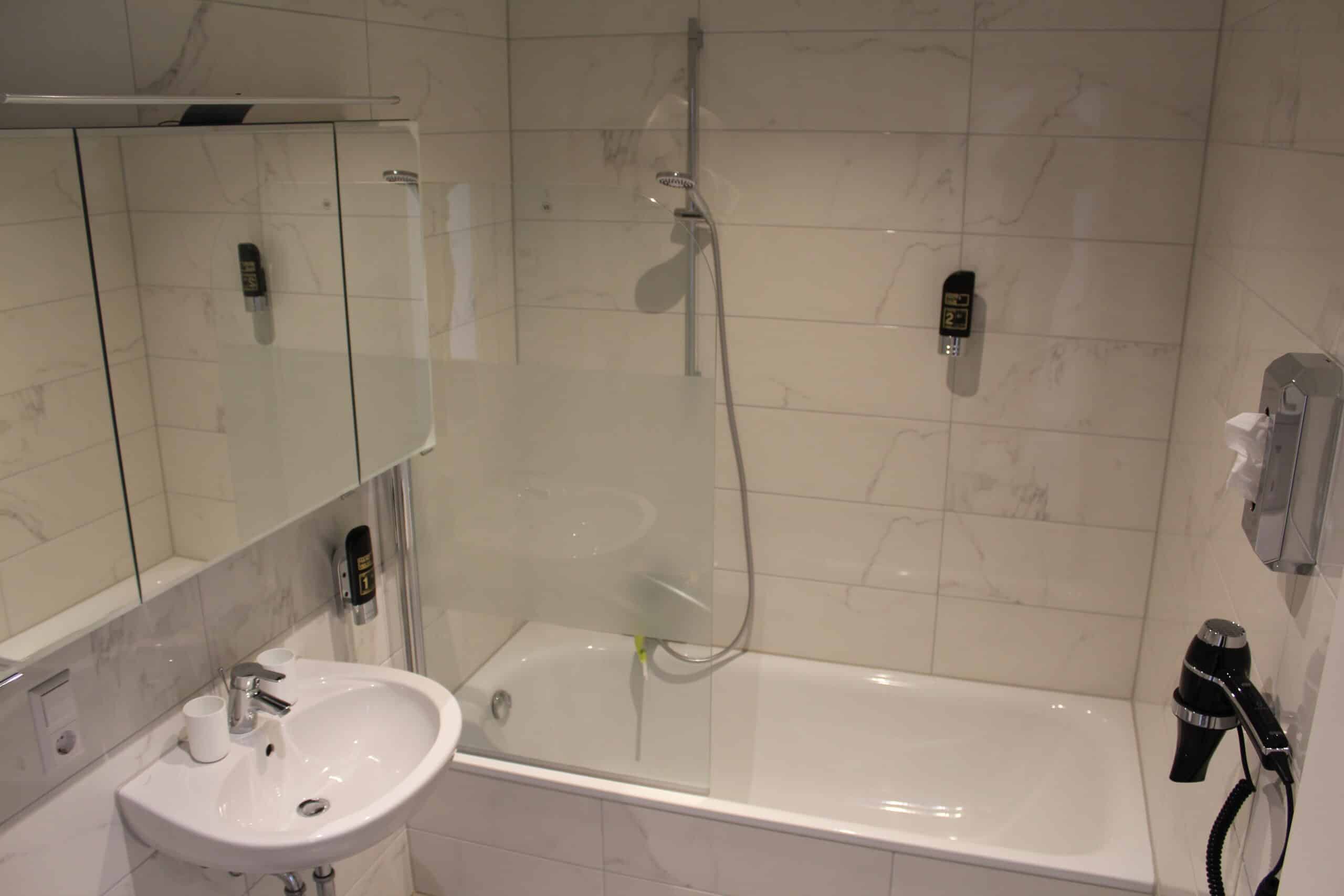 Badezimmer mit Badewanne Hotelsuite Freiburg