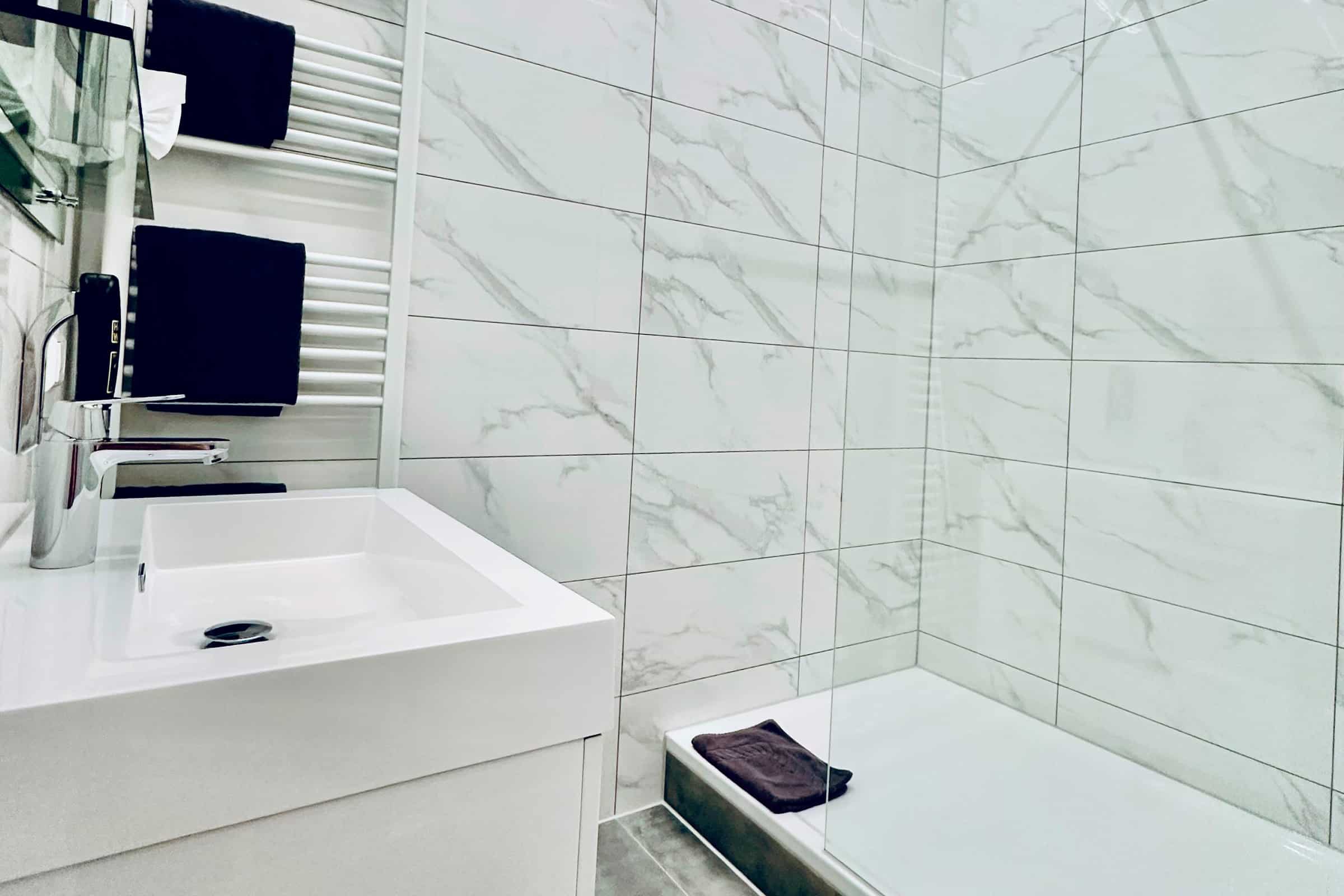 Detailaufnahme Badezimmer mit bodentiefer Dusche