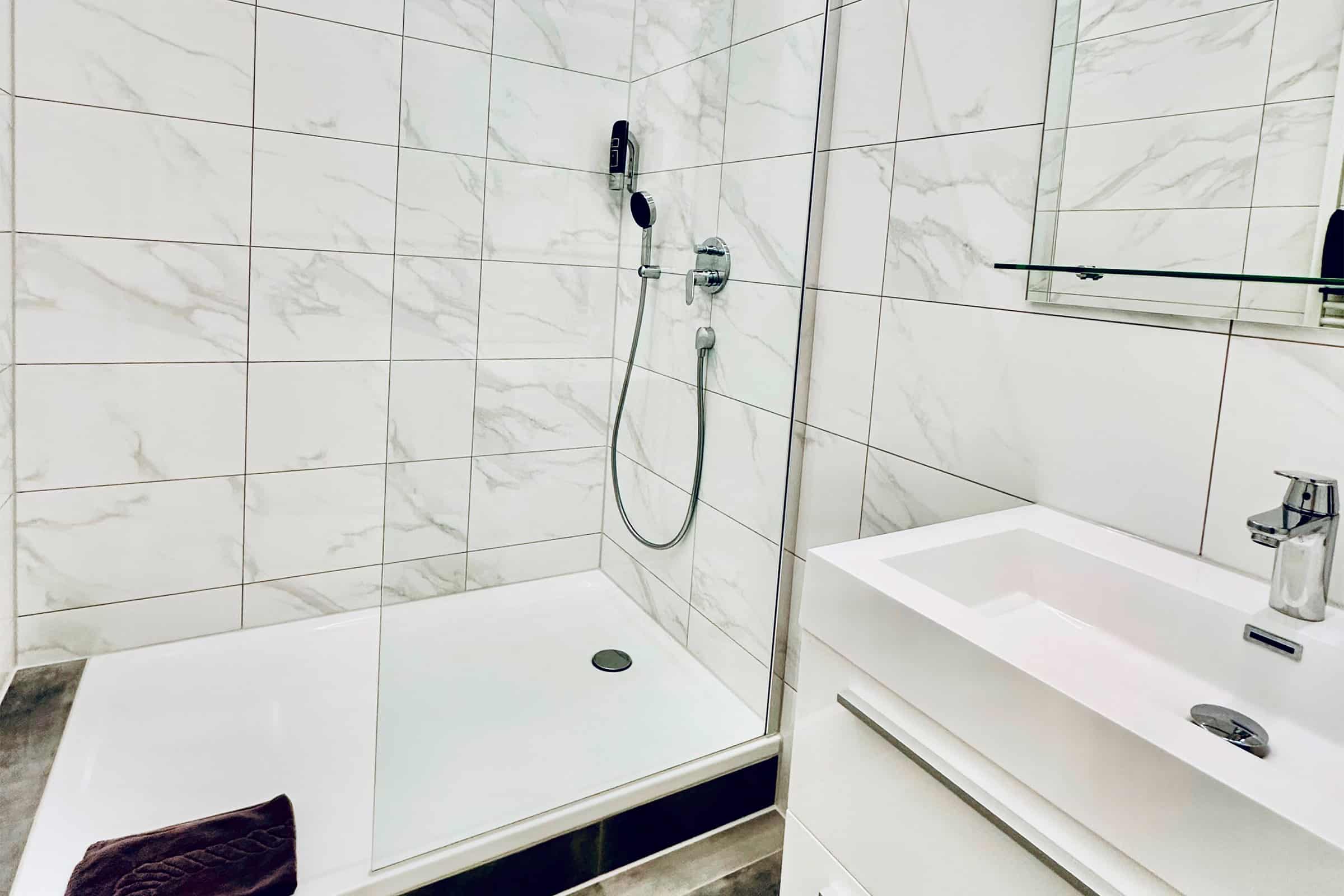 Badezimmer mit Dusche Hotel Lumi Apartment Süd